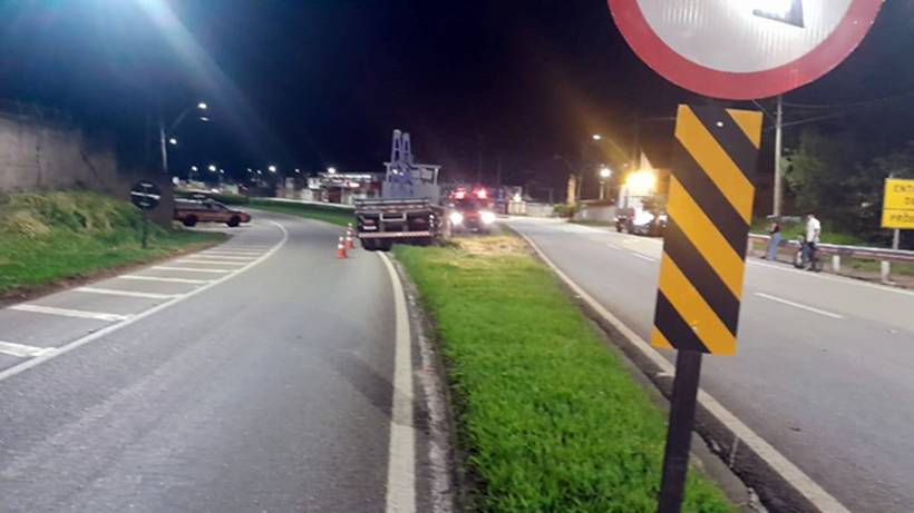 Caminhoneiro fica gravemente ferido em acidente na BR-459, em Santa Rita do Sapucaí