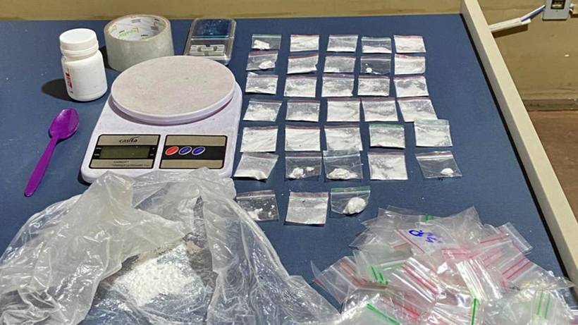 Mulher em surto joga papelotes de cocaína pela janela e acaba presa