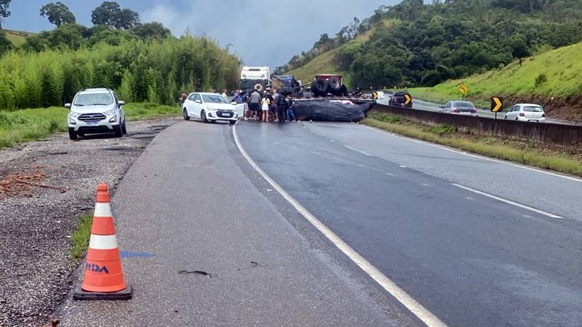 Caminhão tomba na Fernão Dias e congestionamento passa de 14 km em Bela Vista