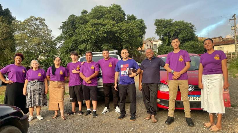 Grupo evangélico entrega marmitas e ora para pessoas em situação de rua em Pouso Alegre