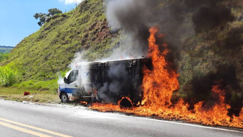 Ambulância da EPR é destruída por incêndio na MG-290, em Inconfidentes