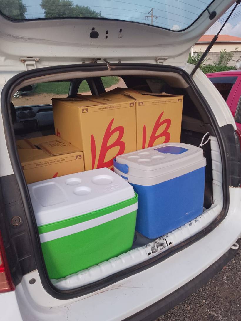 Grupo evangélico entrega marmitas e ora para pessoas em situação de rua em Pouso Alegre