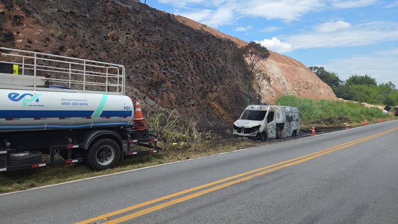 Ambulância da EPR é destruída por incêndio na MG-290, em Inconfidentes