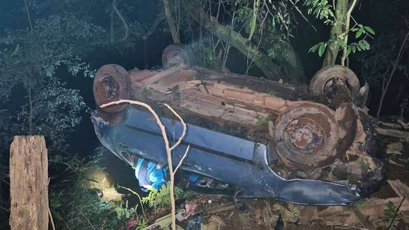 Acidente na MG-179: Árvores evitaram que carro caísse no Rio Machado