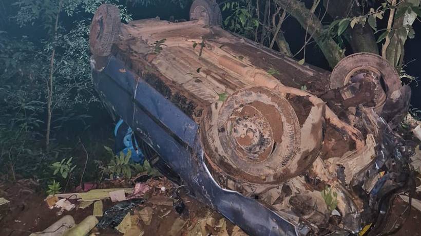 Acidente na MG-179: Árvores evitaram que carro caísse no Rio Machado