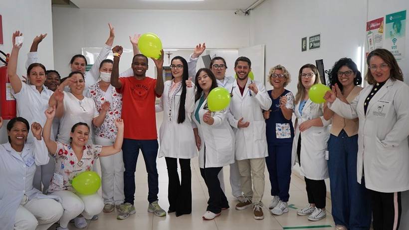 Homem que recebeu primeiro transplante de coração no Samuel Libânio recebe alta