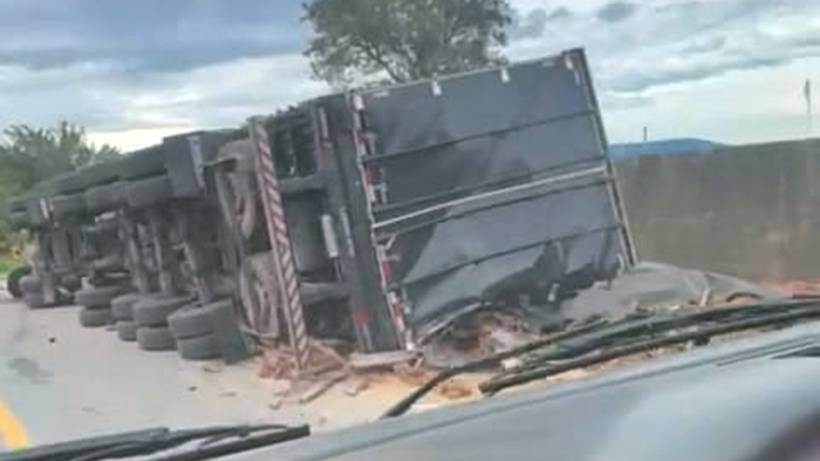 Carreta com carga de cobre tomba na BR-459, entre Congonhal e Pouso Alegre