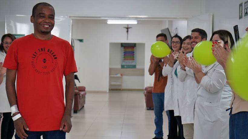 Homem que recebeu primeiro transplante de coração no Samuel Libânio recebe alta