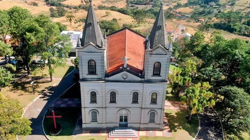 Criminosos armados rendem funcionária e roubam igreja em Bueno Brandão
