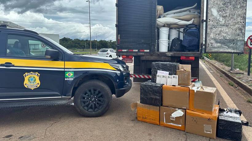 PRF apreende mercadorias estrangeiras e sem nota fiscal em caminhão na Fernão Dias