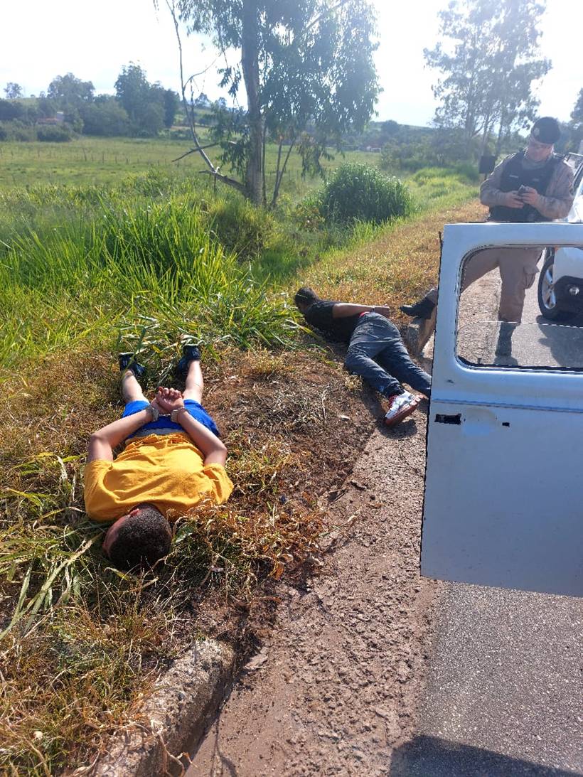 Homens são presos com maconha em fusca, entre Senador José Bento e Congonhal