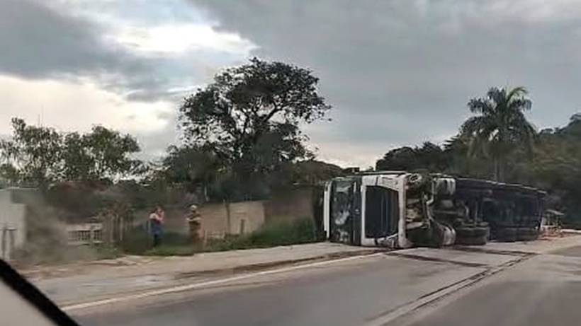 Carreta com carga de cobre tomba na BR-459, entre Congonhal e Pouso Alegre