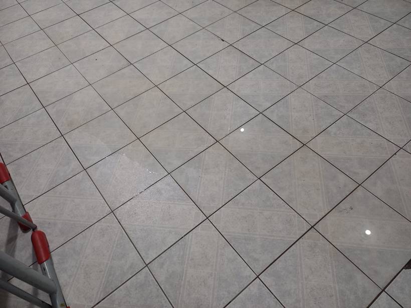 Imagens mostram infiltrações em salas de aula e outros problemas em escola do Cidade Jardim