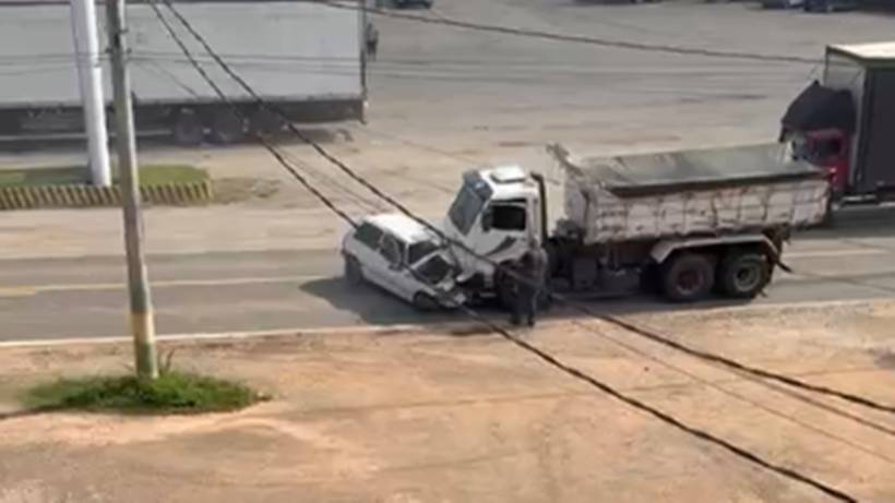 VÍDEO: Caminhão atinge carro que entrava em rodovia em Borda da Mata