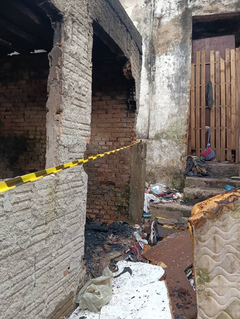 Incêndio atinge cômodo de casa no São João e destrói materiais de reciclagem