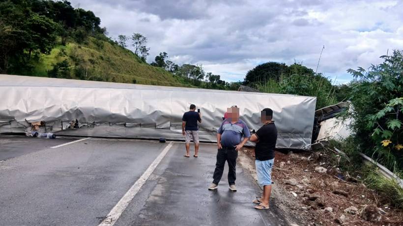 Carreta com 23 toneladas de tecido tomba na rodovia Fernão Dias, em Estiva