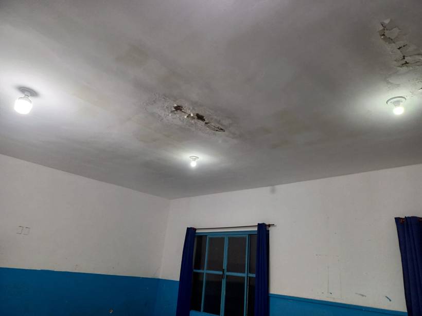 Imagens mostram infiltrações em salas de aula e outros problemas em escola do Cidade Jardim