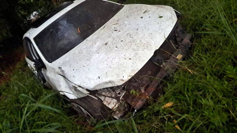 Carro capota e cai em ribanceira de 3 metros de profundidade na MG-179