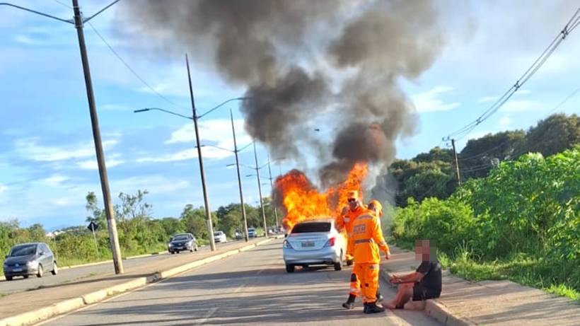 Carro é consumido por incêndio na Dique I e trânsito é interditado sentido bairros