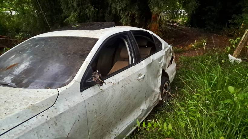 Carro capota e cai em ribanceira de 3 metros de profundidade na MG-179