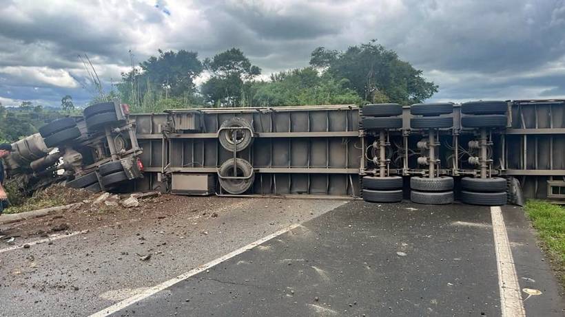 Carreta com 23 toneladas de tecido tomba na rodovia Fernão Dias, em Estiva