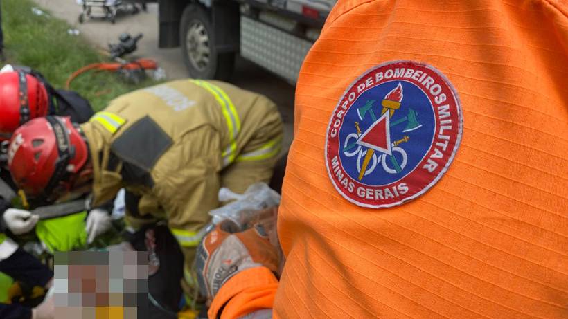 Caminhões colidem na Fernão Dias e duas pessoas ficam presas às ferragens