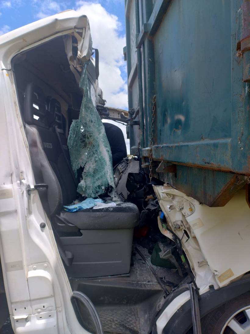 Caminhões colidem na Fernão Dias e duas pessoas ficam presas às ferragens