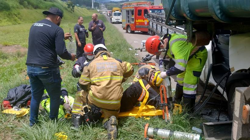 Caminhões colidem na Fernão Dias e duas pessoas ficam presas às ferragens