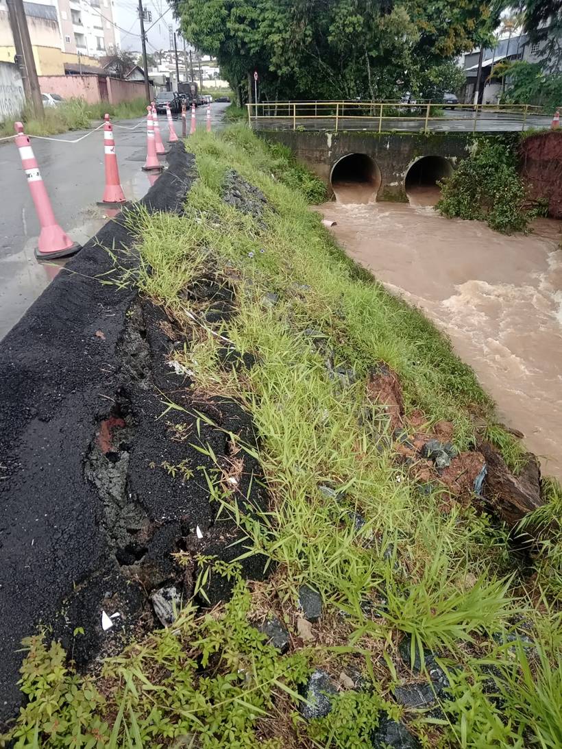 Desmoronamento em córrego do Fátima III preocupa moradores, que apontam mais erosões