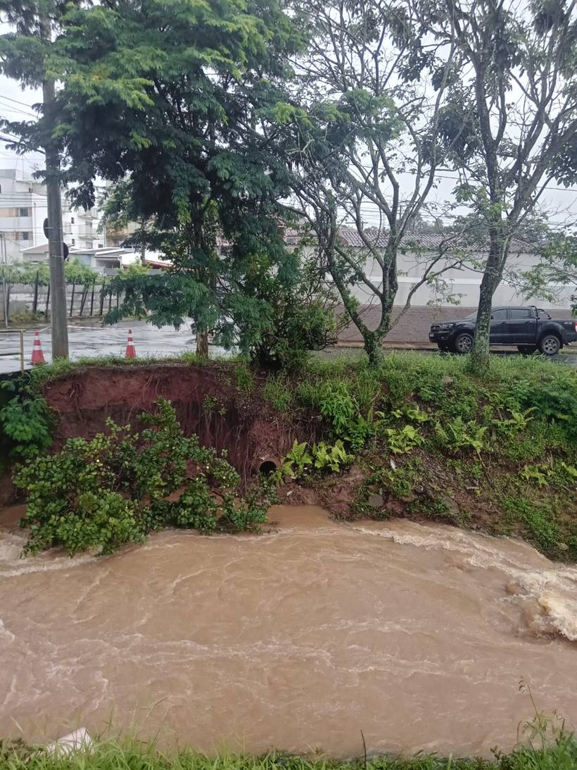 Desmoronamento em córrego do Fátima III preocupa moradores, que apontam mais erosões