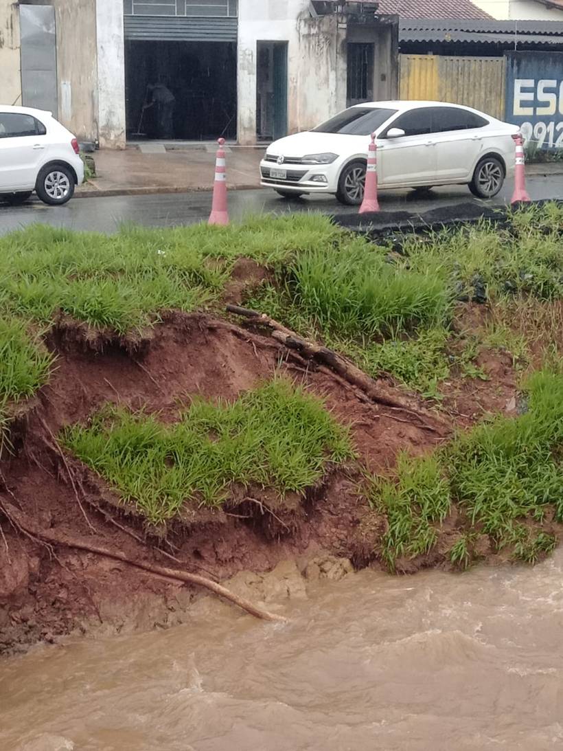 Desmoronamento em córrego do Fátima III preocupa moradores, que apontam mais erosões