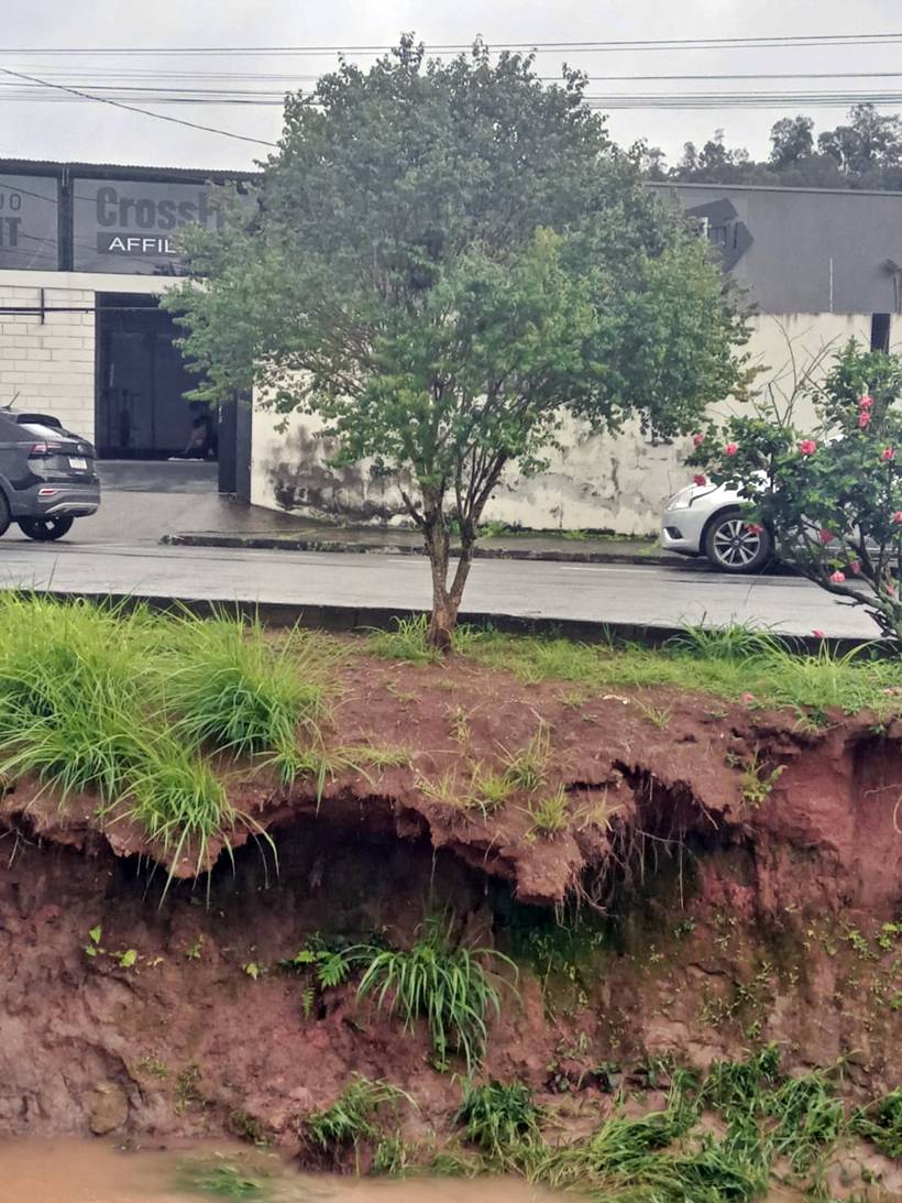 Desmoronamento em córrego do Fátima III preocupa moradores, que apontam mais erosões