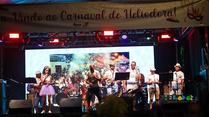 Carnaval de Heliodora reúne shows, matinês, desfile de blocos, banho de espuma e brincadeira das cores