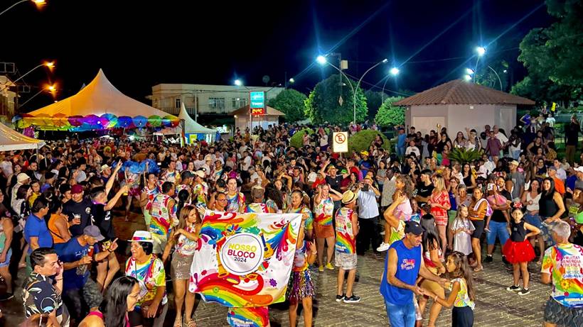 Carnaval de Heliodora reúne shows, matinês, desfile de blocos, banho de espuma e brincadeira das cores