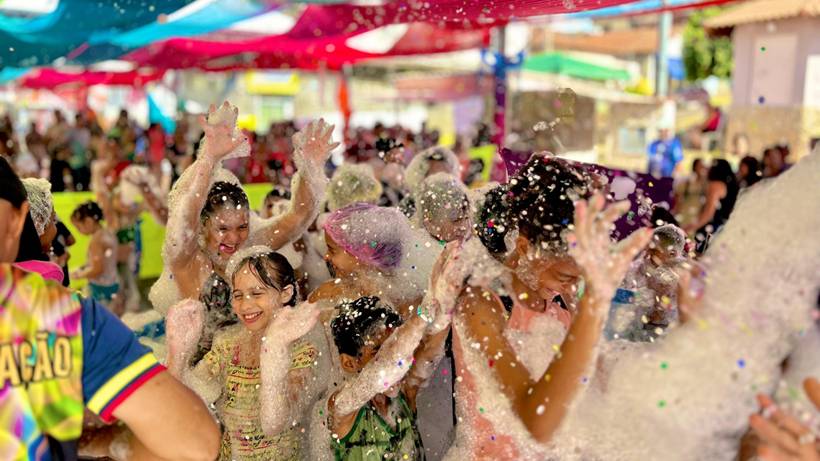 Carnaval de Heliodora reúne shows, matinês, desfile de blocos, banho de espuma e brincadeira das cores