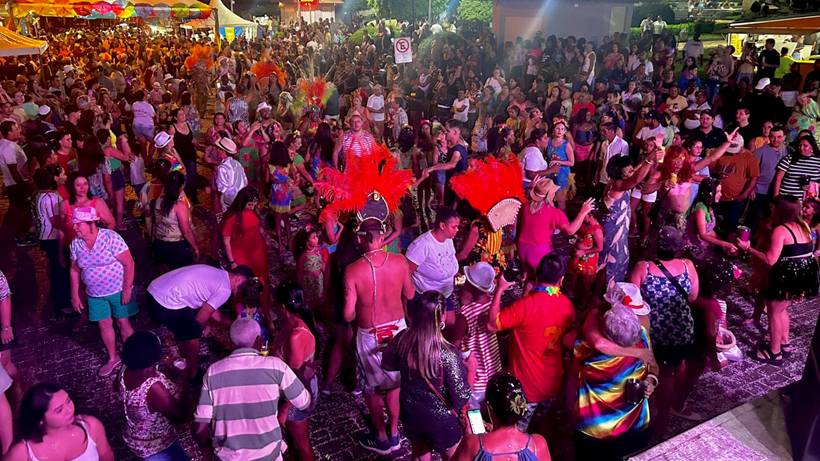 Carnaval de Heliodora reúne shows, matinês, desfile de blocos, banho de espuma e brincadeira das cores