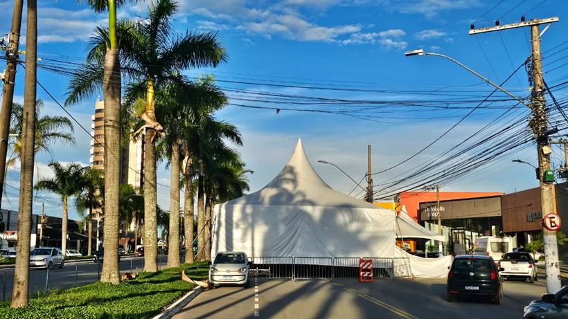 Montagem de estrutura dos blocos de Carnaval gera interdição em ruas de Pouso Alegre; veja