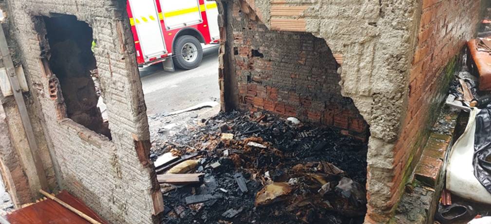 Incêndio atinge cômodo de casa no São João e destrói materiais de reciclagem
