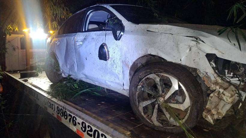 Carro capota e cai em ribanceira de 3 metros de profundidade na MG-179