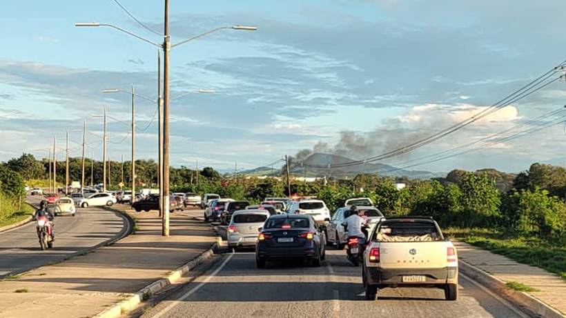 Carro é consumido por incêndio na Dique I e trânsito é interditado sentido bairros