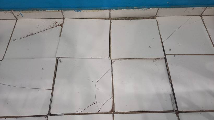Imagens mostram infiltrações em salas de aula e outros problemas em escola do Cidade Jardim