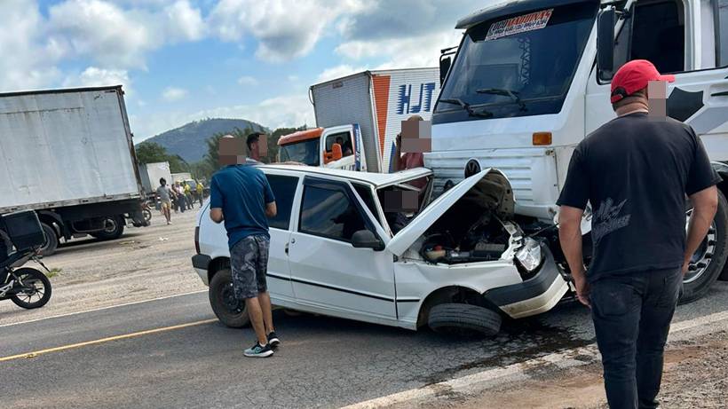 VÍDEO: Caminhão atinge carro que entrava em rodovia em Borda da Mata