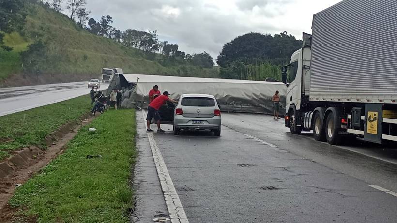 Carreta com 23 toneladas de tecido tomba na rodovia Fernão Dias, em Estiva