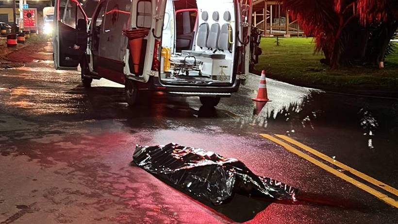 Adolescente cai de bicicleta ao desviar de caminhão estacionado e morre atropelado por ônibus