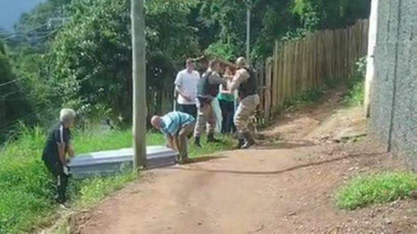Homem é preso após matar amigo e pedir ajuda da irmã para ocultar corpo em Itajubá