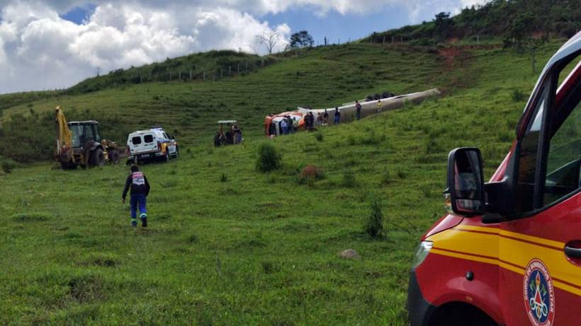 Motorista morre após carreta descer ribanceira em estrada zona rural de Extrema