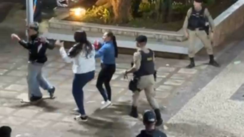 Vídeo mostra briga e agressões em praça de Jacutinga; PM intervém com balas de borracha