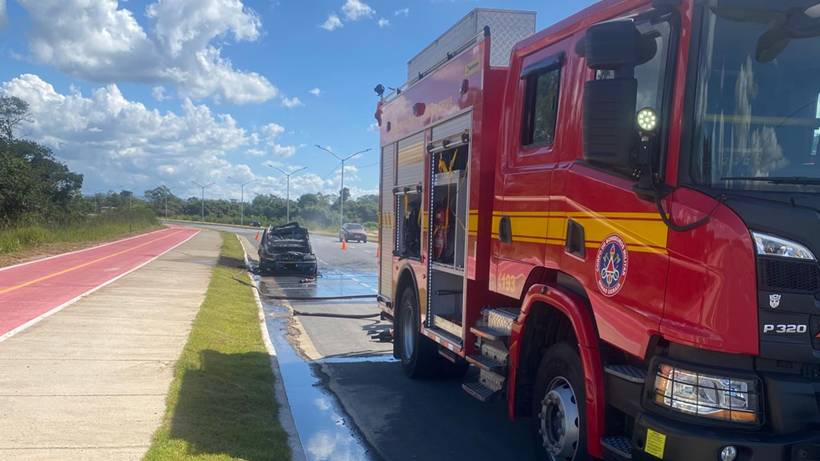 Carro é destruído por incêndio na Via Faisqueira, em Pouso Alegre