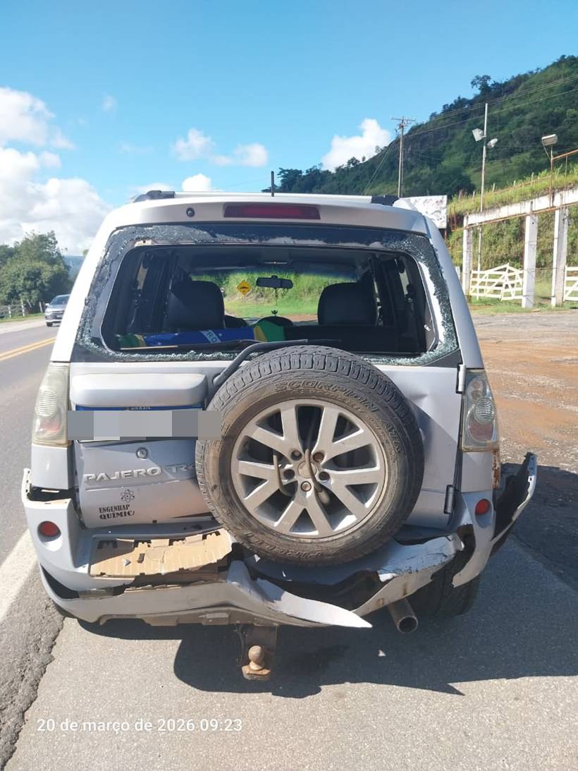 Criança de 9 anos fica ferida após acidente entre dois carros na BR-459, em Piranguinho