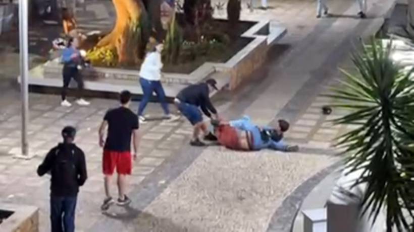 Vídeo mostra briga e agressões em praça de Jacutinga; PM intervém com balas de borracha